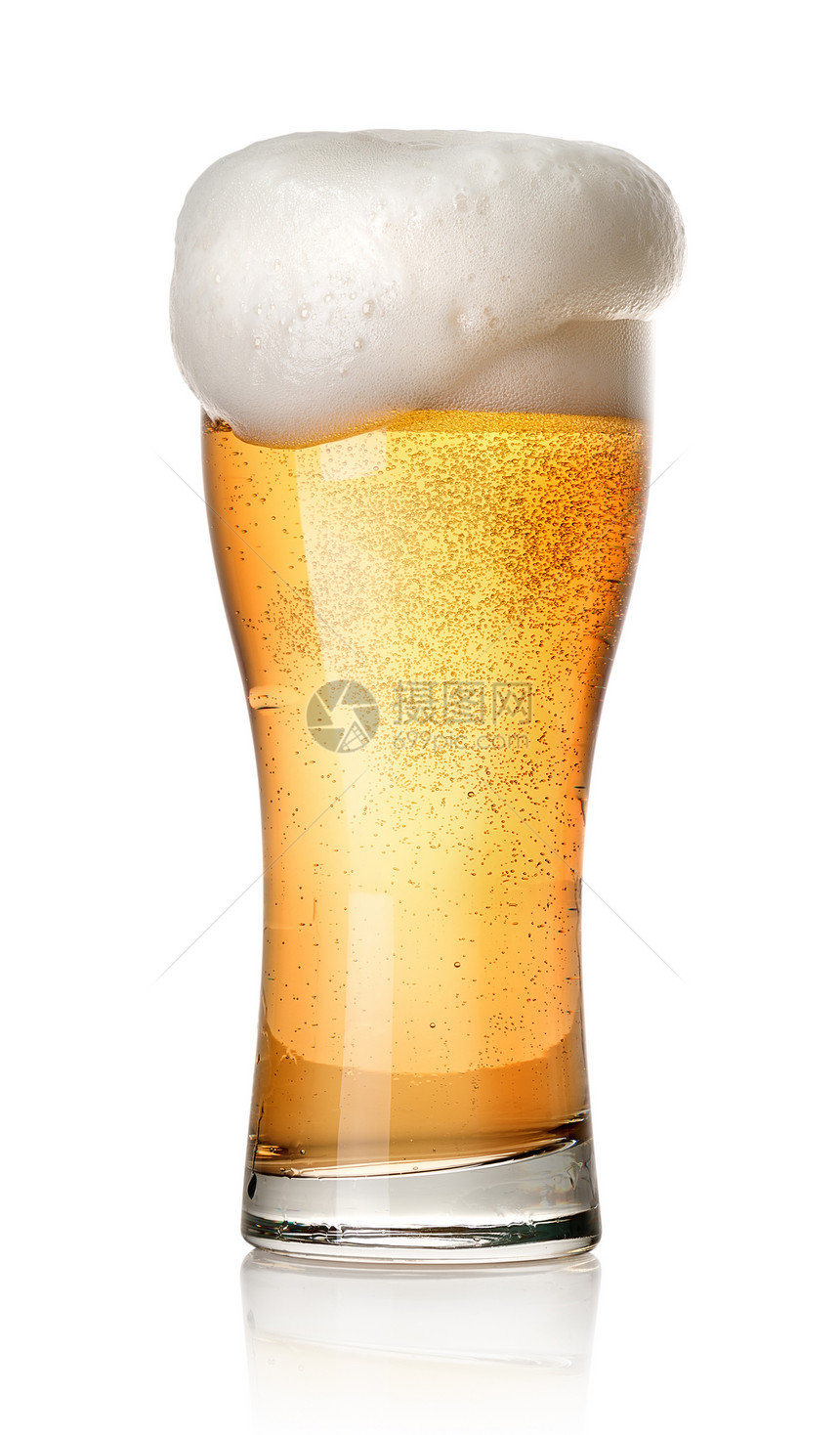 白色背景的光啤酒杯图片