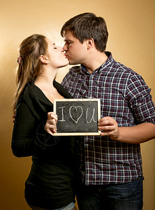快乐的一对情侣肖像接吻和抱着爱的宣告背景图片