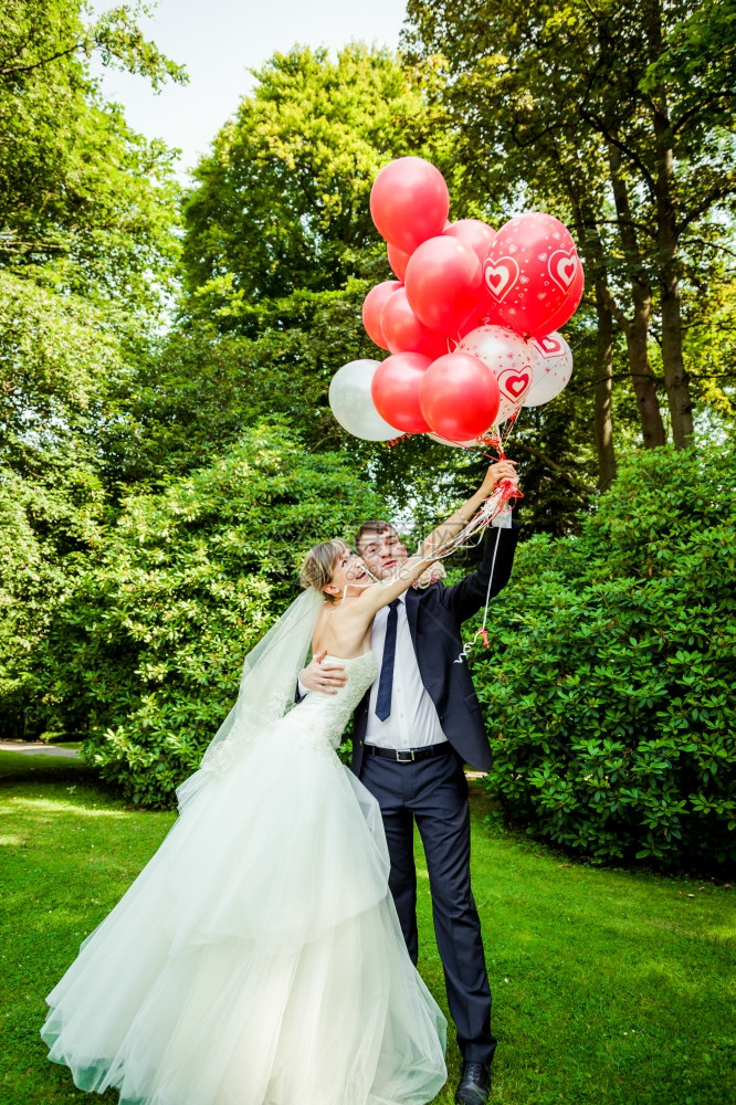带气球的新娘和郎图片