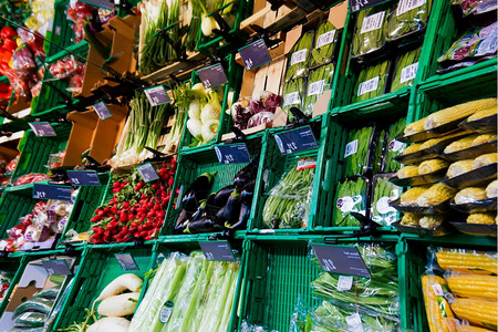 蔬菜市场在滞期上展示篮子高清图片素材