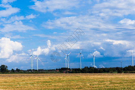 用于发电的风车美丽秋天草原上风力涡轮机图片
