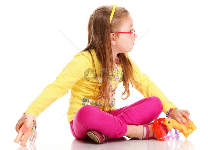 快乐的小女孩眼镜有趣的玩具马孤立在白色背景的图片