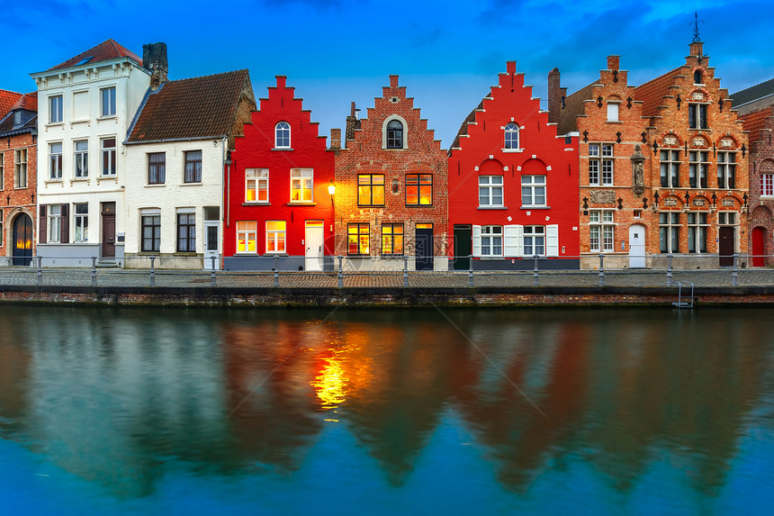 比利时布鲁日运河的景象城市与美丽的中世纪彩色房屋和反光图片
