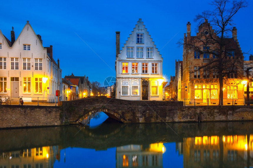 比利时布鲁日运河的景象城市与美丽的中世纪彩色房屋和反光图片
