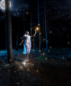 夜林中失落的年轻女子满月高跳跃飞到萤火虫图片