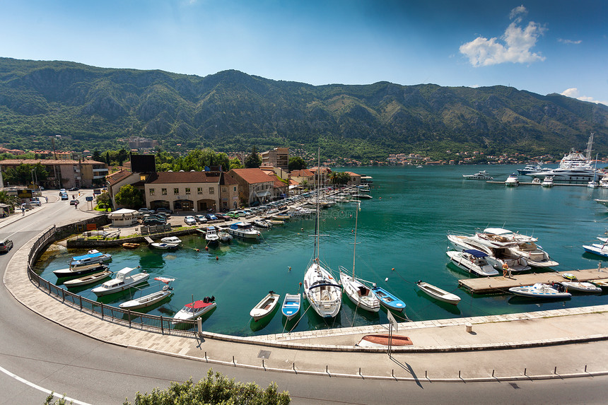 黑山科托尔市有停泊游艇的大海湾图片