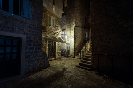 深夜用灯笼照亮古城的美丽狭窄街道图片