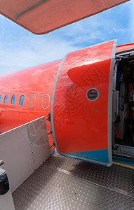 红漆的大型民用飞机高清图片