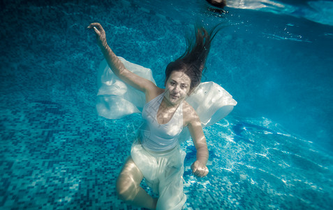 长发的美女游泳池水下冥想高清图片素材