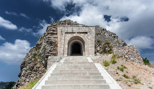 通往黑山彼得恩杰戈什隧道和陵墓的高楼梯图片