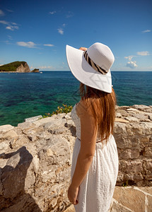 穿着白帽子看海的美女近视肖像图片