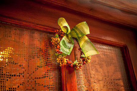 与传统圣诞弓装饰的木门合照图片