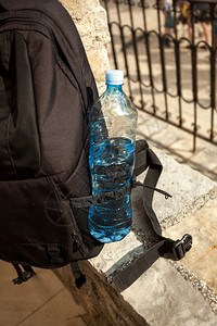 旅游背包袋口里一瓶水的贴合照片图片