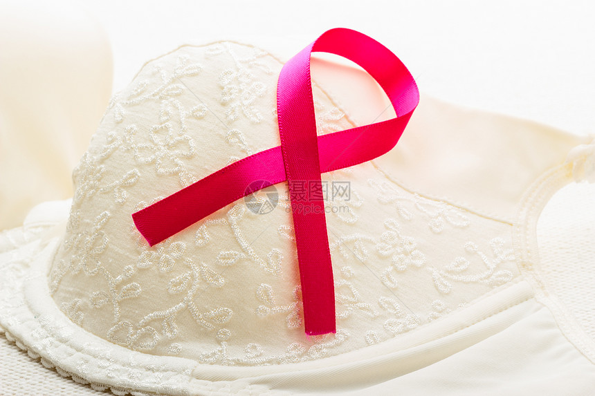 保健医药和乳腺癌认识概念在女胸罩上贴粉色丝带图片