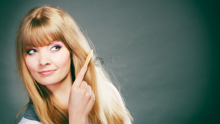 时装美容和理发概念金女郎用木梳子灰色背景头发图片