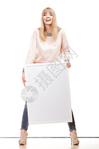 信息板广告概念时装女整身有空白的演示板显横幅的女模特在广告牌上签名复制文本空间背景