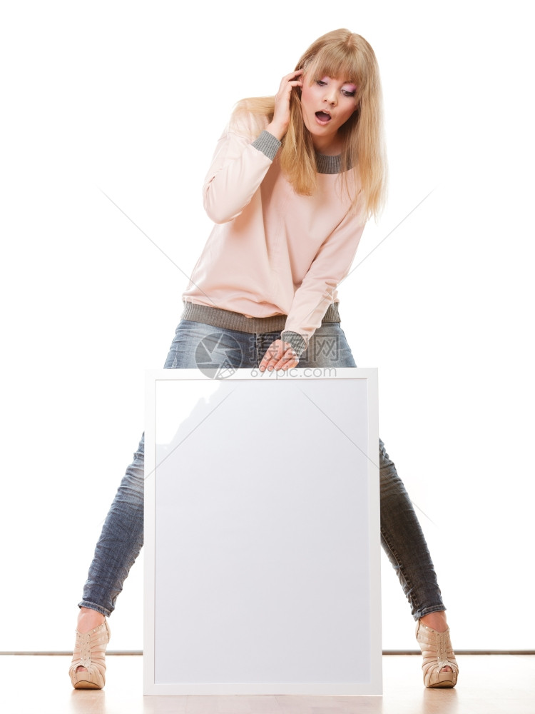 广告概念女情绪化的面部表满身是空白的演示板女模型显示横幅符号复制空间图片