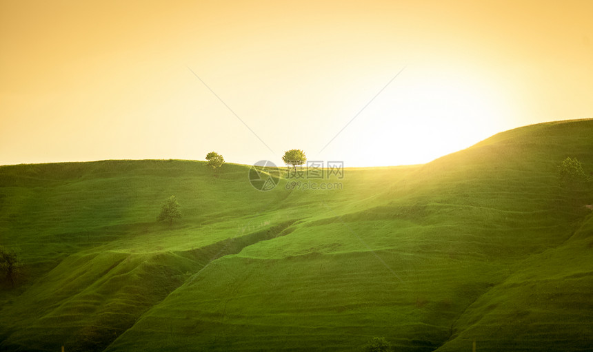 日出时绿山的美丽风景图片