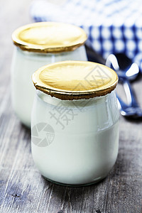 酸奶油或配汤匙的天然酸奶健康和饮食概念图片