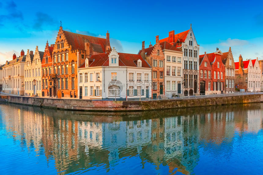 比利时布鲁日斯运河Spiegelrei的景色城市象图片