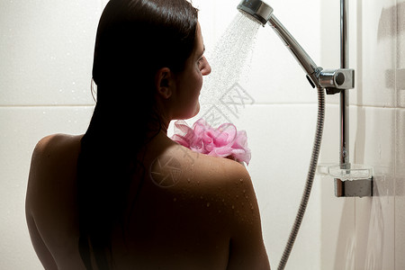 感女人洗澡时衣服的暗影背景图片