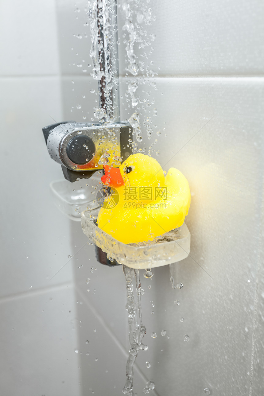 淋浴时肥皂盘上黄色橡胶鸭的近照图片