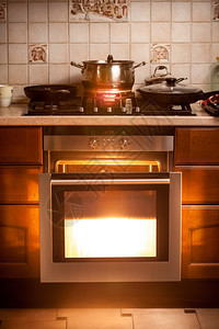 厨房炉灶热烤和锅沸腾的照片图片