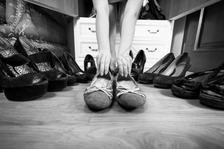 女子选择芭蕾舞鞋而不是高跟鞋舒适的高清图片素材