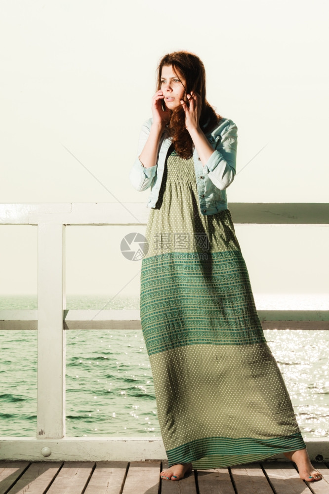 暑假放松概念年轻女在户外码头放松图片