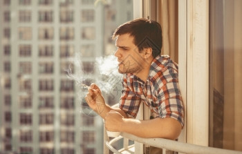 阳台抽烟抽烟的时装男画像背景