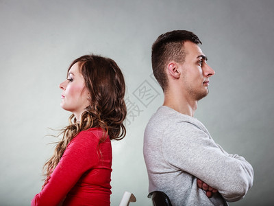 男女意见不一夫妻在争吵后坐椅子背对上强调高清图片素材