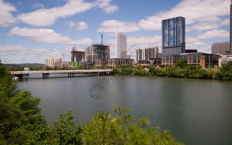 沿德克萨斯州下城奥汀河一带的城市发展仍在继续摩天大楼高清图片素材
