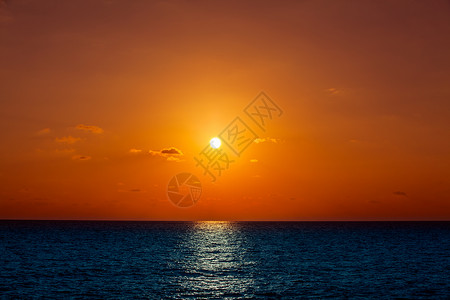 美丽的日落海面图片