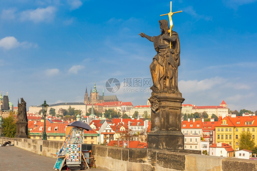 浸礼会圣约翰神像查尔斯桥雕塑在捷克布拉格早上图片
