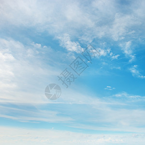 青蓝天空上美丽的飞云图片