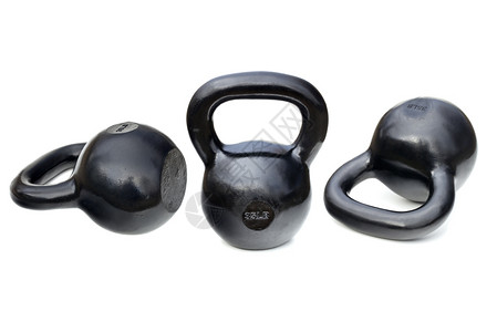 3个黑色闪亮5磅铁壶铃用于举重和健身训练在白色和短路上隔离图片