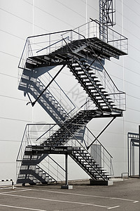 大工厂消防出口的金属楼梯图片