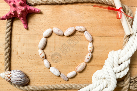 心是用贝壳和绳子木本底结的绳子和制而成的图片