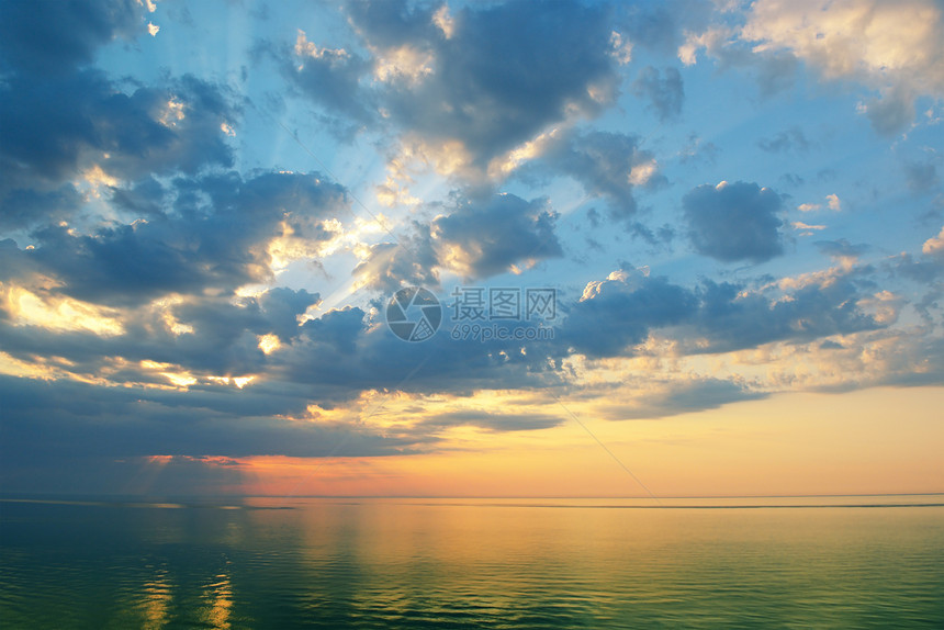 美丽的日出在海洋之上图片