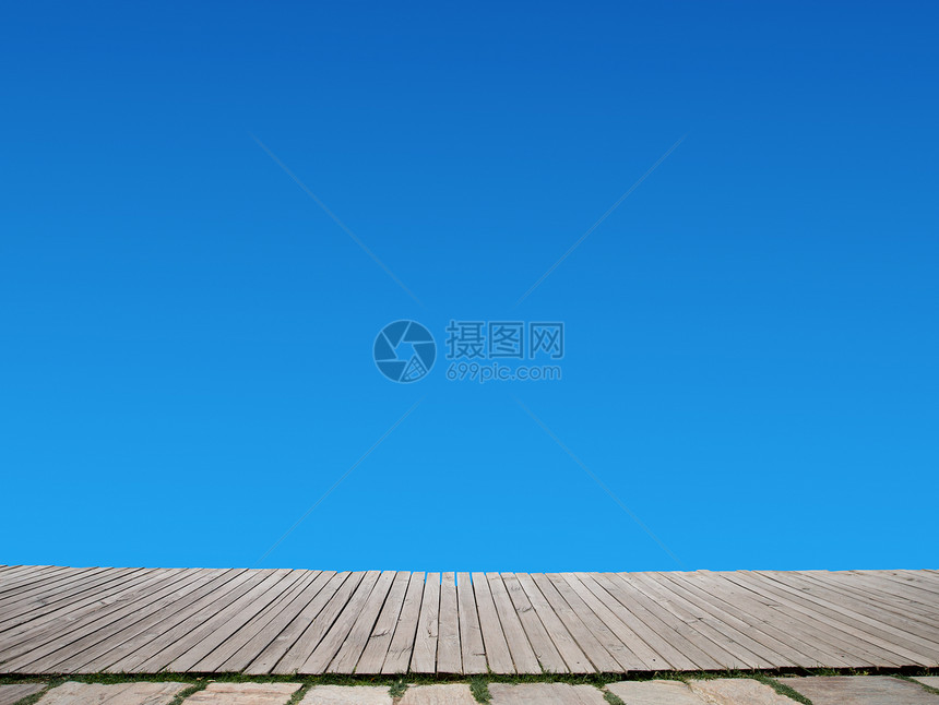 蓝天空有木地板图片