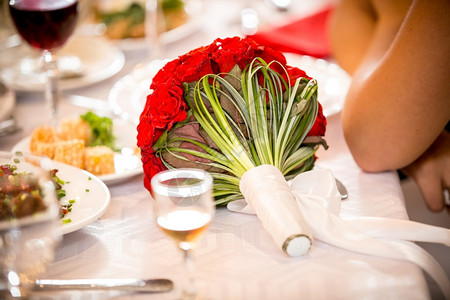 餐厅桌子上大红花束的近照背景图片