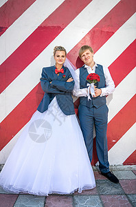 新婚夫妇的肖像换了衣服玩得开心图片