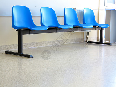 等候室内部的蓝色凳子空椅背景图片