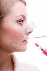 化妆美容程序和概念关闭部分妇女面对红唇化妆艺术家使用配饰工具涂口红背景图片