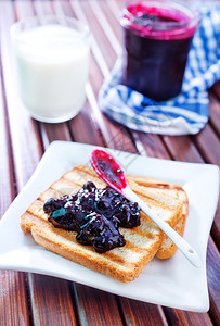 蓝莓罐头果酱和吐司面包图片