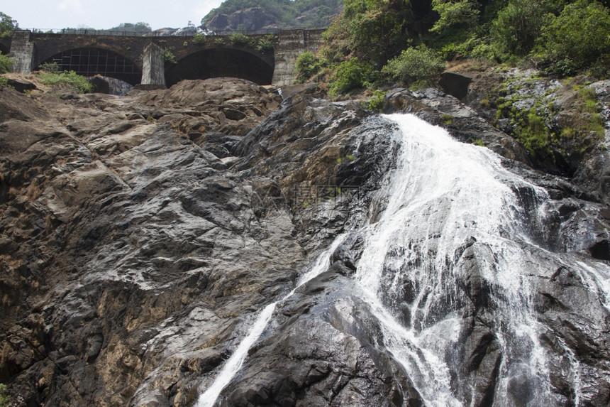 丛林中的瀑布悬崖上铁路景色很美印迪亚果阿图片