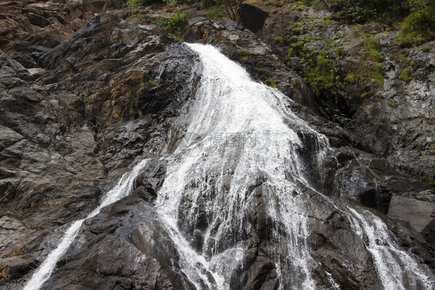丛林中的瀑布一个美丽的景象陡峭岩石IndiyaGoa图片