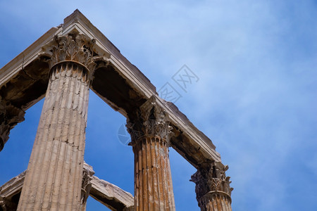 希腊雅典奥林匹亚宙斯寺和雅典的大都会寺背景图片