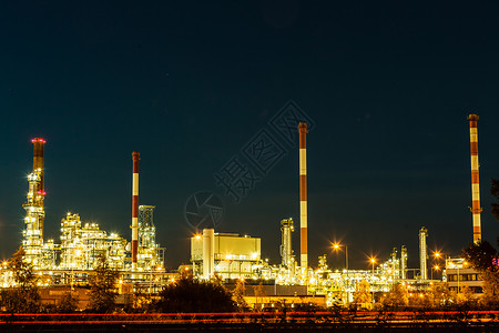 工业炼油石化工厂的灯光图片