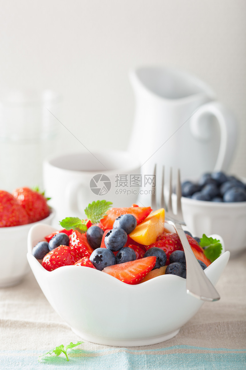 水果沙拉和早餐用草莓蓝杏子图片